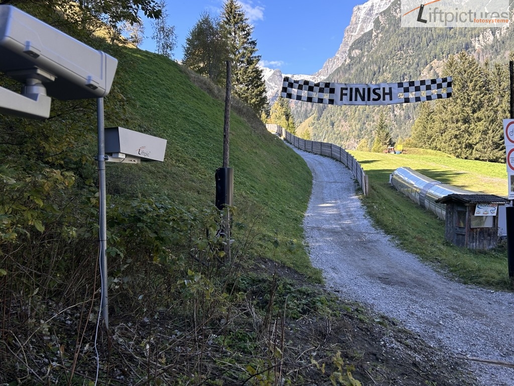 Zieleinlauf mit Kamera und Blitz von Liftpictures